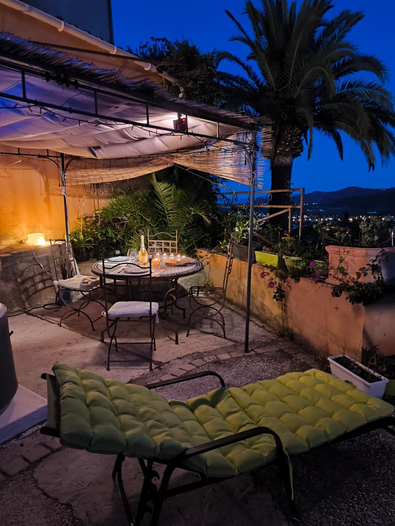 Love-Room Discret 40 M2 Bormes Les Mimosas Village Avec Terrasse 외부 사진