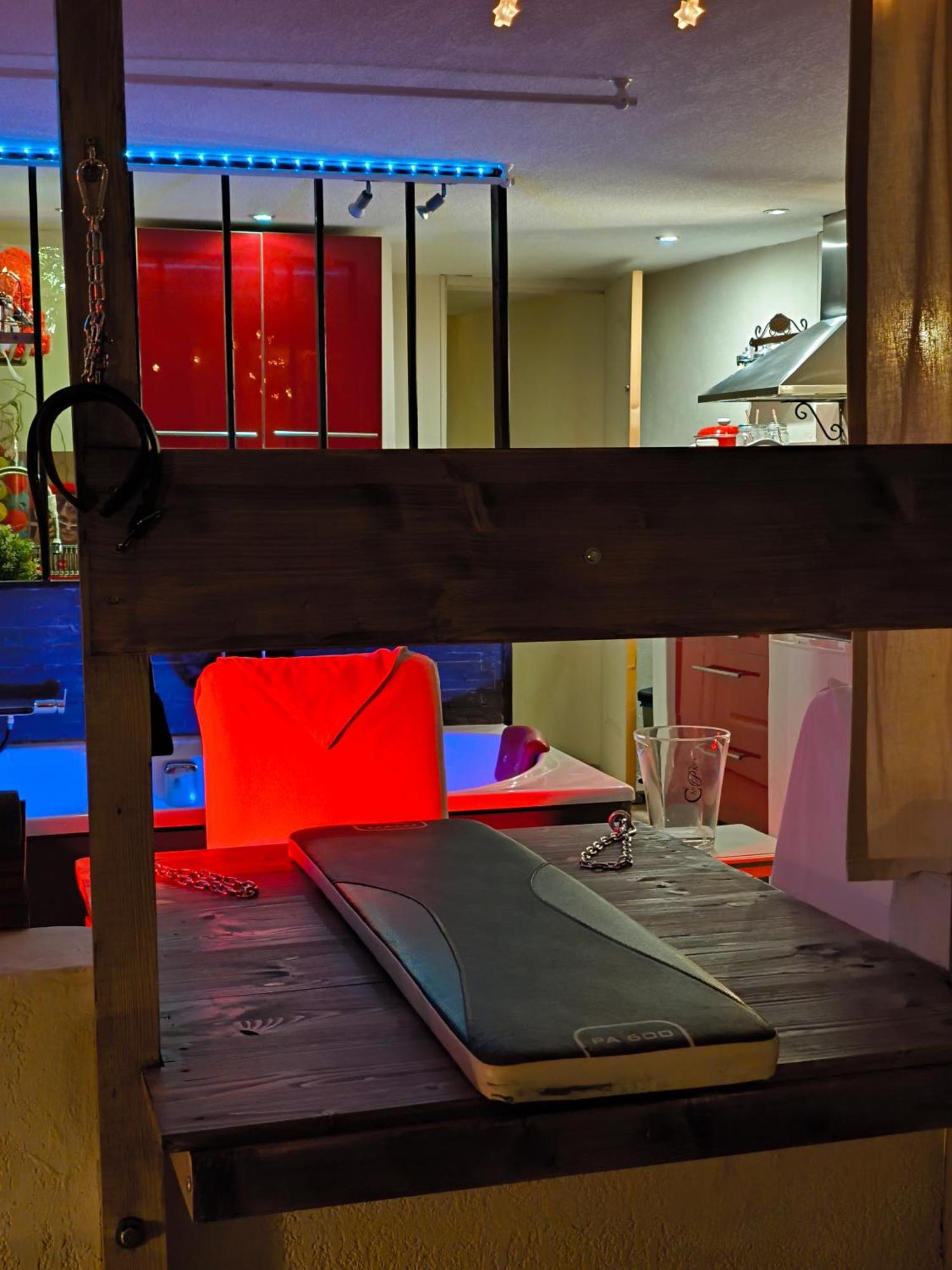 Love-Room Discret 40 M2 Bormes Les Mimosas Village Avec Terrasse 외부 사진