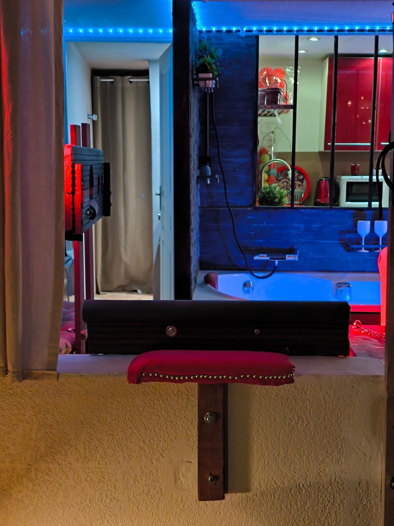Love-Room Discret 40 M2 Bormes Les Mimosas Village Avec Terrasse 외부 사진
