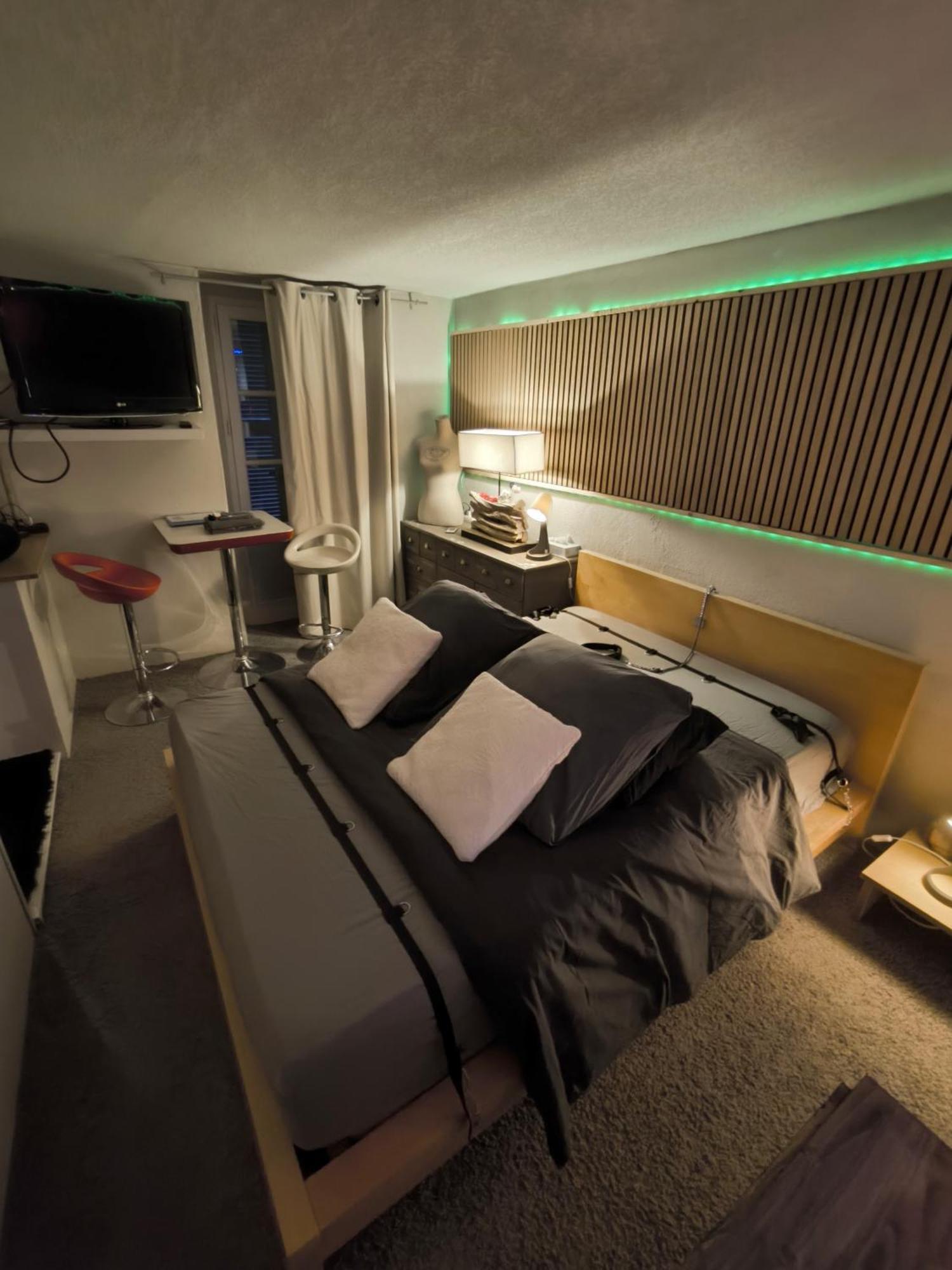 Love-Room Discret 40 M2 Bormes Les Mimosas Village Avec Terrasse 외부 사진