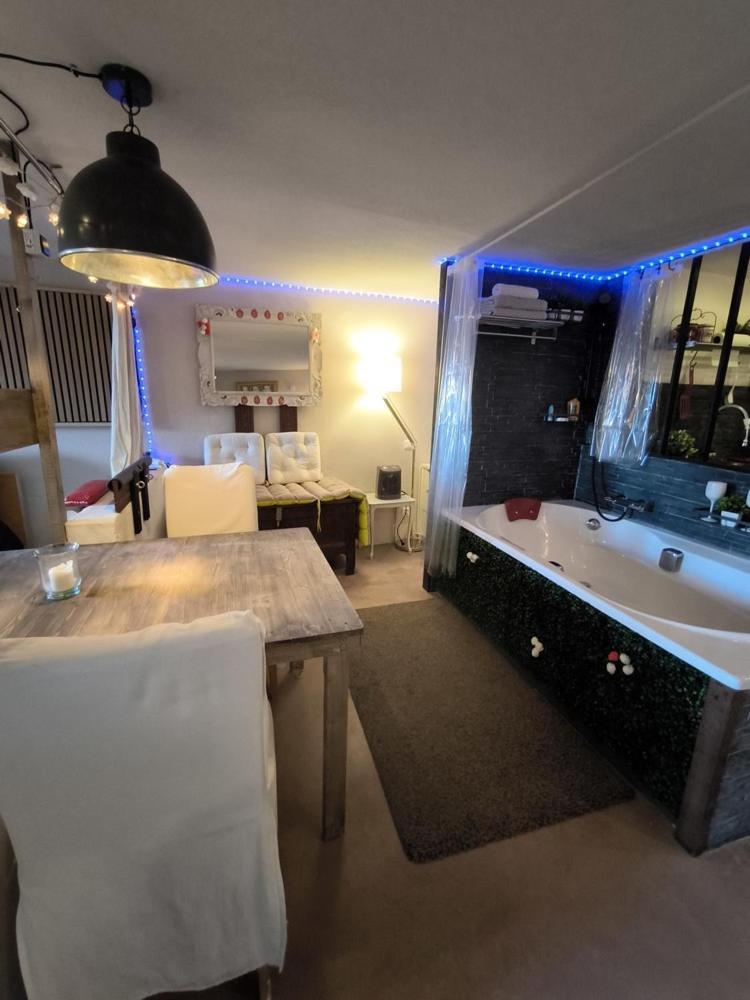 Love-Room Discret 40 M2 Bormes Les Mimosas Village Avec Terrasse 외부 사진